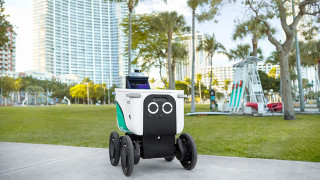 Казва се Кортни Доставя храна по домовете и е робот който