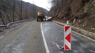 Ново срутване на скали и дървета по пътя за Рилския