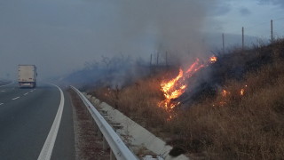 Пожар край Бобошево затвори пътя към магистрала Струма