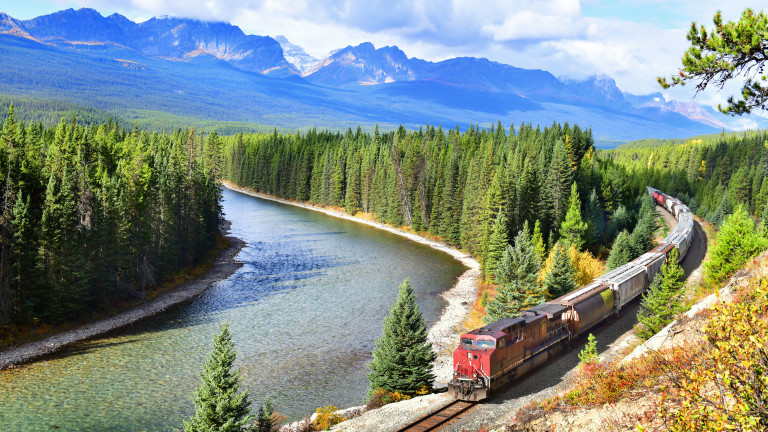 Канадският влак, който качва стопаджии
