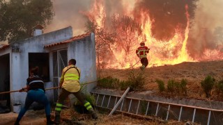 Хиляди огнеборци в Португалия и Испания се борят с вълна