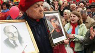 Понесоха портретите на Ленин и Сталин към Кремъл
