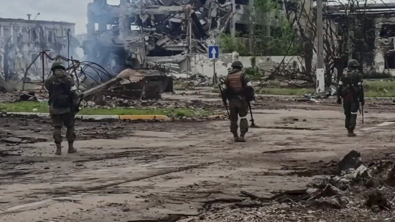 Руските сили натискат в Донецка област, докладват за 240 убити украински войници