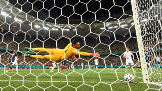 Капитанът на Франция Юго Лорис говори след отпадането на