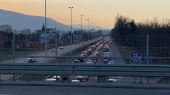 Парче бетон падна от мост на "Цариградско шосе" върху кола в София