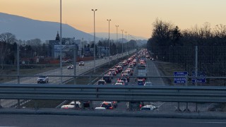 Парче бетон падна от моста на Цариградско шосе върху кола