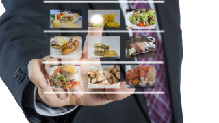 Един мъж влиза в ресторант с автоматизирано гише за поръчки