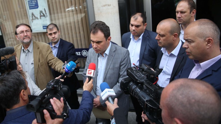 Депутати на БСП, водени от Жельо Бойчев, внесоха 200 хил.