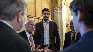 Баскетболистът Енес Кантер твърди че е в списъка на издирваните