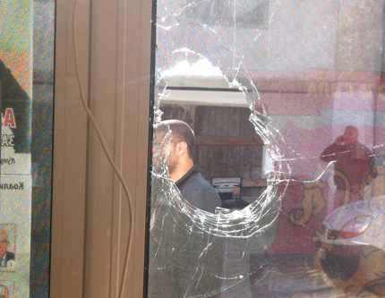 Изпотрошиха с камъни прозорците на клуба на ВМРО в Банско 