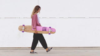 Рускинята Валерия Гогункая идва на плажа Санта Крус в Португалия за да