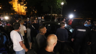 Трима арестувани след сблъсък между протестиращи и хора на "Възраждане"
