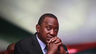 Ухуру Кениата бавно, но сигурно се изплъзва на Трибунала в Хага