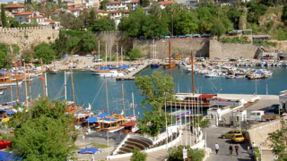 Родни баровци плащат по 2 хиляди евро за нощувка в Анталия