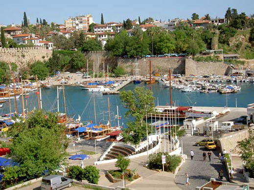 Родни баровци плащат по 2 хиляди евро за нощувка в Анталия