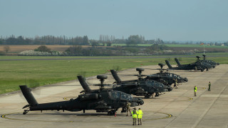 Великобритания е изпратила в Естония пет щурмови хеликоптера Апачи Apache