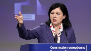 Европейската комисия иска Полша да се откаже приемането на законопроект