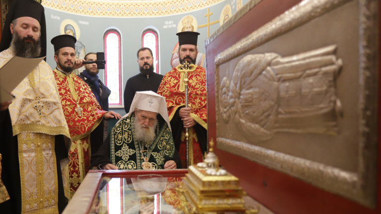 Главата на Българската православна църква патриарх Неофит посрещна мощите на