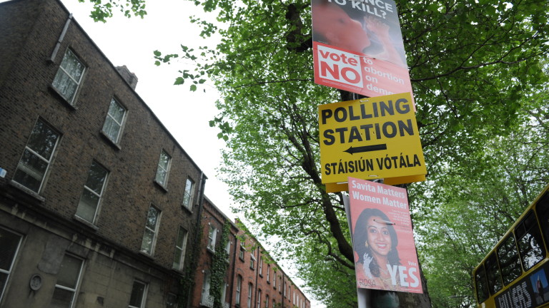 В Ирландия започна гласуването на референдум за абортите, който може