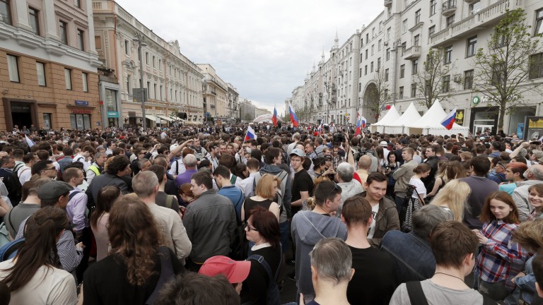 Евакуираха около 800 души от търговски център в Москва