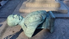 Вандали посегнаха на паметника на граф Игнатиев във Варна