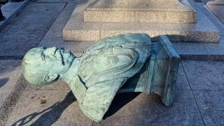 Вандали посегнаха на паметника на граф Николай Игнатиев във Варна