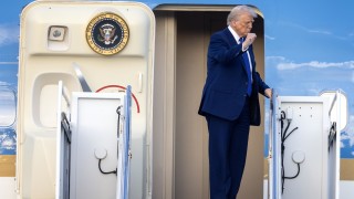 Самолетът Еър Форс Уан с президента на САЩ Доналд Тръмп