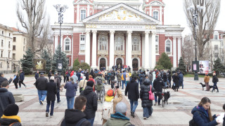 Стотици актьори и творци се събраха пред Министерство на културата