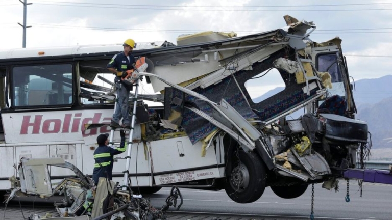 13 души загинаха при катастрофа между автобус и камион при Палм Спрингс