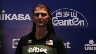 Центърът на националния ни отбор Нася Димитрова и либерото Жана