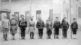 Преследван от 120-годишен фантом, Китай се бори с модерна обсада