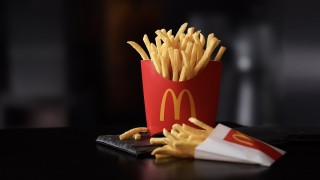 Продажбите на McDonald s надминаха очакванията през третото тримесечие доказвайки че предложенията