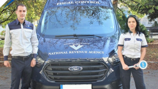 Заплатите на 53 хил служители в държавната администрация ще бъдат