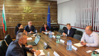 Министрите на регионалното развитие и благоустройството инж Виолета Коритарова на