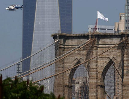 Бруклинският мост осъмна с бели знамена