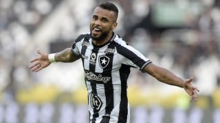 Халфът на Ботафого Алекс Сантана е сред трансферните цели на българския