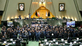 Стотици хиляди опечалени хора излязоха по улиците в Иран за