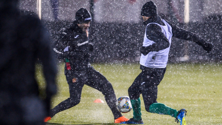 В дъжд и сняг: Националите с последна тренировка преди решаващия двубой със Словения