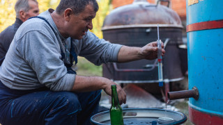 Казанджиите притеснени за ракията, но и за прасето