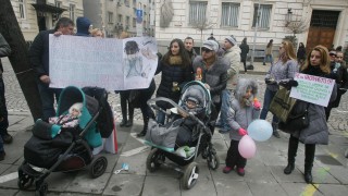 Десетина души се събраха на протест пред Столична община с