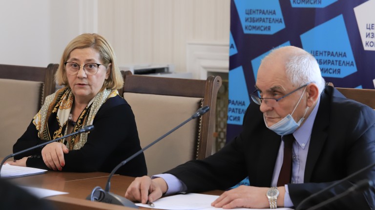 Общо 6 976 са машините за гласуване, които се намират