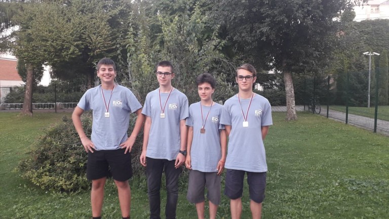 С четири медала се завръщат българските ученици от отбора по