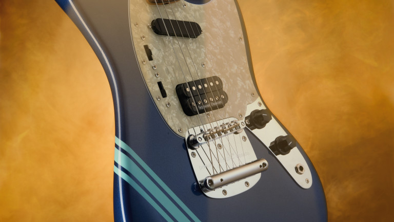 Култовата синя китара на Кърт Кобейн ще бъде продадена на търг