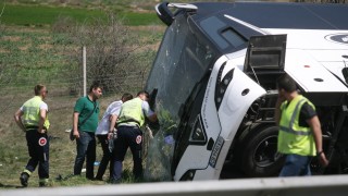 Роднините на жертвите и пострадалите в жестоката катастрофа в автобус