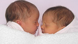 Изоставят в дом първите близнаци на 2011-та?