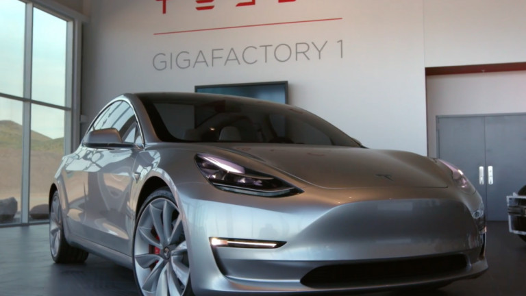 Tesla отчете най-голямата си загуба в историята, а Model 3 все още се бави
