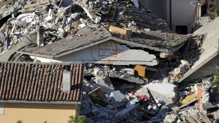 Жертвите на земетресението в Италия се увеличиха до 290 души