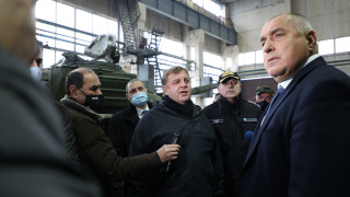 Борисов и Каракачанов показаха ремонт на военна техника в завод "Хан Крум" - Търговище