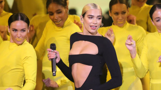 През последните години Дуа Липа уверено се катери по планината на