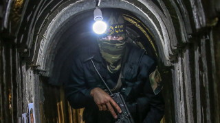 С роботи и кучета Израел дири тунелите на "Хамас"